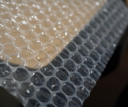 窓にプチプチを貼る効果は高い うまく貼り付ける方法も紹介 生活110番